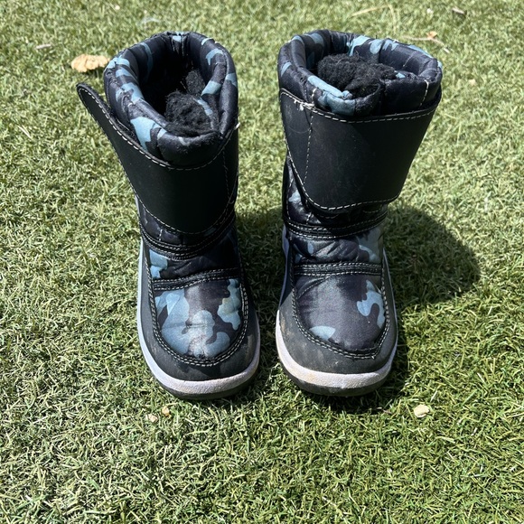 Toddler snowboots size 8 - Picture 1 of 3